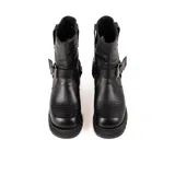 Bota de caña media confeccionada en cuero vacuno encerado, con diseño de punta cuadrada y suela track negra. Presenta una tira decorativa con hebilla metálica niquelada en el tobillo.