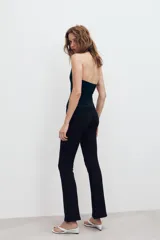 Pantalón de felpa gris melange, tiro alto con cintura elástica ancha y corte flare en las piernas.