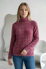 Sweater de cuello alto tipo polera, confeccionado en tejido de chenille con textura suave y diseño de trenzas verticales. Presenta puños y ruedo acanalados.