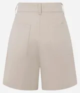 Bermuda color beige de sastrería, confeccionada en sarga de algodón, con cintura mediana, trabillas, cierre tradicional y bolsillos.