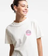 Remera blanca de algodón con cuello redondo y manga corta. Estampado trasero con la frase 'Happy Birthday Harry' en color verde.