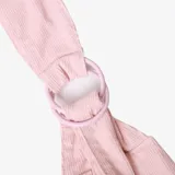 Bolso de hombro tipo hobo color rosado de pana, con un bolsillo externo frontal y correa ajustable.