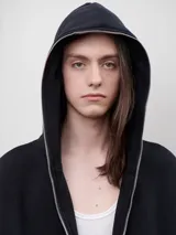 Campera tipo hoodie con cierre frontal metálico completo, confeccionada en felpa de algodón extra suave. Presenta un diseño oversize con capucha amplia y bolsillos laterales.