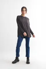 Sweater azul marino de tejido de punto fino, corte holgado, mangas 3/4 y capucha con cordón ajustable.