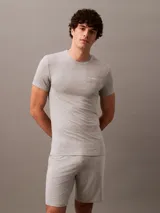 Shorts de pijama Calvin Klein de la colección Ultra Soft Modal, color gris, de corte recto y diseño sin cierres con bolsillos en las costuras laterales y cinturilla elástica distintiva de la marca.