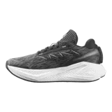 Championes de running Salomon Aero Glide 4, color negro con suela blanca alta y amortiguada. Presenta capellada de malla transpirable sin costuras y el nombre de la marca impreso en el lateral.