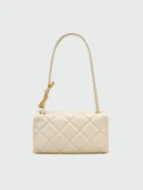 Cartera tipo shoulder bag de cuero acolchado con diseño de rombos, cierre frontal con broche metálico dorado y correa de hombro fija.
