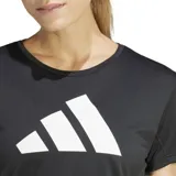 Remera deportiva Adidas negra de manga corta, con cuello redondo y logo Performance grande en blanco en el frente. El tejido es calado y transpirable, con detalles reflectantes.