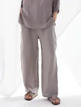 Pantalón de lino color gris con cintura elástica y corte ancho.