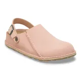 Zuecos Birkenstock modelo Lutry, color rosa claro, confeccionados en gamuza con diseño de punta cerrada y tira trasera ajustable con hebilla metálica.