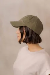 Gorra estilo baseball de algodón con efecto lavado en tono tostado y detalle de logo Peach metálico en el frente. Cuenta con visera curva y diseño regulable.