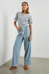 Pantalón de jean celeste de corte holgado, con cintura elástica ajustable con cordón, bolsillos laterales y traseros.