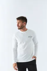 Remera de manga larga color ladrillo con logo estampado en el pecho.