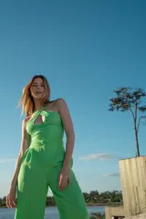 Top color verde lima, con bretel asimétrico, corte crop y abertura en el pecho.