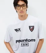 Remera boxy de manga corta color blanco, confeccionada en microfibra de poliéster. Presenta estampas localizadas en el frente, incluyendo el logo "FLX Sport Ind.", un escudo de "Athletic Club 1993" y la inscripción "Phantom RAW".