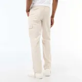 Pantalón cargo de corte regular fit en color gris claro (Gris Lune), con bolsillos laterales en las piernas y cordón ajustable en la cintura.