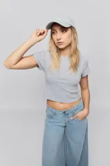 Remera de manga corta confeccionada en tejido de rib, con cuello redondo y ajuste al cuerpo.