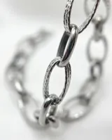 Pulsera de eslabones ovalados de acero con acabado torneado y textura sutil.