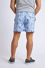 Short de baño con estampado tropical de piñas y hojas en tonos azules sobre fondo rosado. Cuenta con cintura elástica con cordón ajustable, bolsillos laterales, un bolsillo trasero y suspensor interno.
