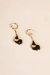 Aros dorados tipo argolla con dije colgante irregular.