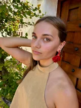 Caravanas colgantes de diseño floral en color rojo intenso, compuestas por una base de cuentas pequeñas y pétalos de resina en forma de flor.