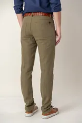 Pantalón de lino color beige, de corte recto y diseño clásico de cinco bolsillos.