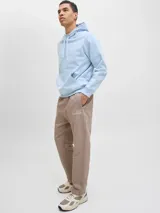 Pantalón de jogging color marrón claro, de algodón y poliéster reciclado, con cintura elástica ajustable con cordón, corte relajado y logo bordado en blanco.