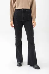 Jean de mujer color negro, tiro alto, de corte recto y largo completo.