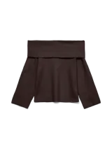 Sweater de punto con diseño off-shoulder, mangas largas y puños anchos. Presenta una textura acanalada fina y un calce regular.