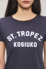 Remera Kosiuko de corte slim color azul marino, con cuello redondo, mangas cortas y estampa frontal en color blanco con las leyendas ST. TROPEZ y KOSIUKO.