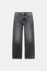 Pantalón de jean azul de corte recto y tiro medio.