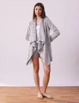 Bata de tejido soft color gris con estampado animal print, bolsillos laterales y lazo para ajustar en la cintura.