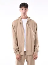 Canguro beige con capucha y cierre frontal, de corte holgado y mangas largas.