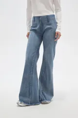 Pantalon de jean estilo oxford con tiro alto y ruedo deshilachado.