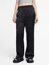 Pantalón negro de poliéster con elastano, corte recto y cintura elástica.