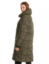 Campera larga acolchada color verde militar, con diseño geométrico, cuello alto envolvente, cierre frontal bidireccional, bolsillos laterales con cierre y puños internos elastizados.