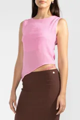 Top sin mangas color rosa, con cuello redondo y detalle metálico con logo en el ruedo.