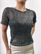 Remera negra de mangas cortas con textura brillante.