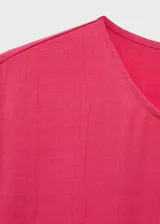 Mono largo de diseño recto en color fucsia, con cuello redondo, manga corta y cierre de botón en la parte posterior. Incluye trabillas y un cinturón de tela ajustable con hebilla en la cintura.