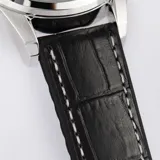 Reloj cronógrafo Jacques Lemans modelo Liverpool con caja de acero inoxidable, esfera color celeste y subesferas negras. Cuenta con correa de cuero negro con costuras blancas y cierre de hebilla.
