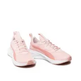 Championes de running Puma modelo Incinerate, color rosado con suela blanca. Presentan diseño de malla transpirable y el logo característico de la marca en el lateral.