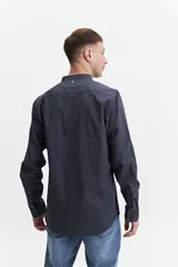 Camisa de hombre color gris con cuello mao, mangas largas y cierre abotonado. Confeccionada en algodón con look lino.