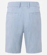 Bermuda de hombre en lino color gris claro, de corte recto, con textura discreta, bolsillos laterales y cierre frontal con botón y cremallera.