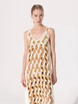 Vestido negro midi con aberturas geométricas y tiras finas.