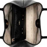 Cartera tipo tote Guess modelo Victtoria, color negro con estampado de logo monograma y franja central vertical. Cuenta con doble asa de hombro y placa metálica triangular con logo en el frente.