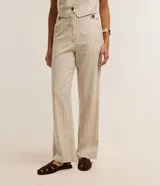 Pantalón recto de cintura alta, color beige con rayas verticales oscuras, bolsillos funcionales y detalle de aletas con botones en la cintura.