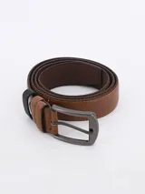 Cinto de cuero color marrón con costuras a contratono y hebilla metálica rectangular.