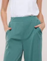Pantalón wide leg plisado color verde, de tiro alto con pretina ancha elastizada y bolsillos laterales.
