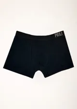 Pack de dos bóxers de largo medio, uno liso negro y otro estampado con puntos de colores. Con elástico visible en la cintura con la marca Prili.