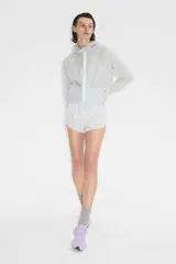 Short de running blanco, confeccionado con tejido funcional DryMove™ que absorbe la humedad. Presenta un corte regular con cintura elástica cubierta, cordón ajustable oculto, bolsillos laterales con cierre y calzoncillo interno de malla suave.